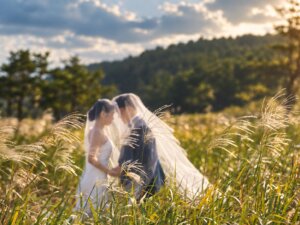 ススキの草原でベール越しに向き合う新郎新婦
